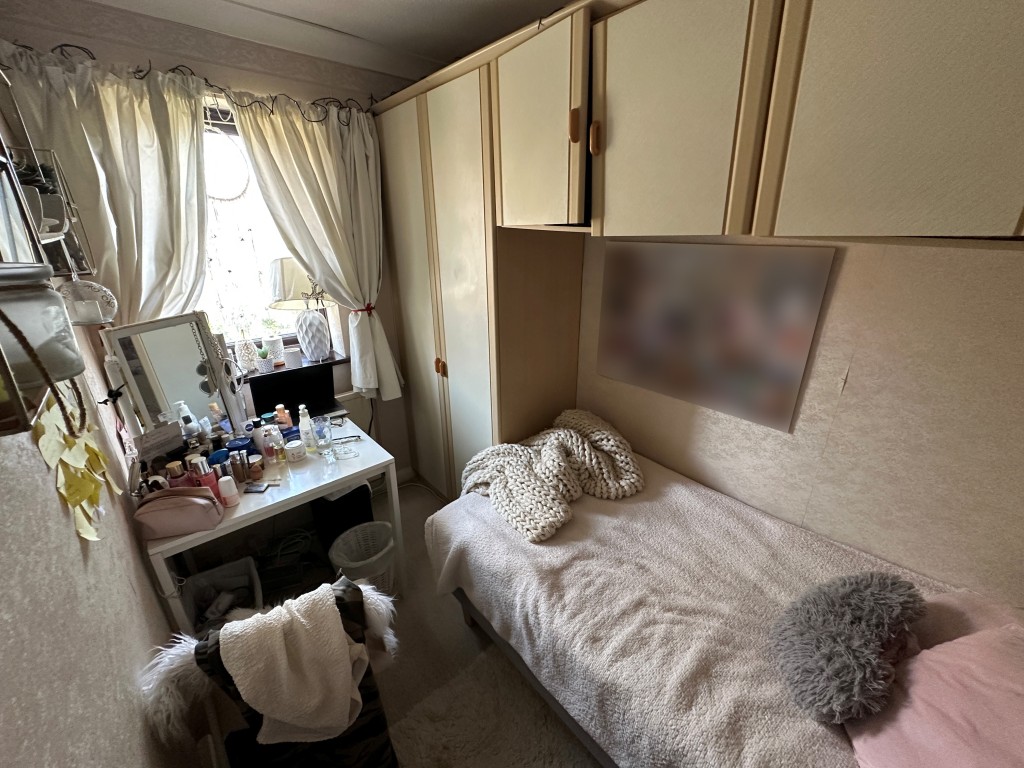 Lot: 132 - TWO-BEDROOM END-TERRACE PROPERTY FOR INVESTMENT - Second Bedroom